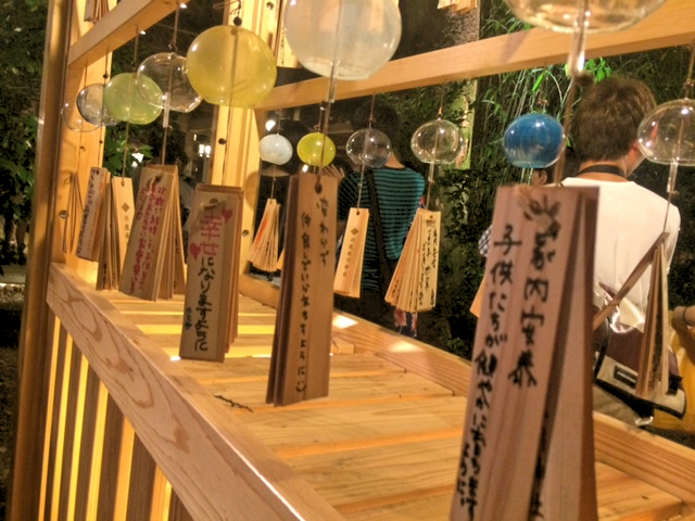 川越氷川神社の風鈴が移動。行列がすごい