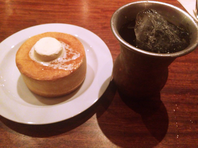 渋谷「カフェマメヒコ」のコーヒーと円パン