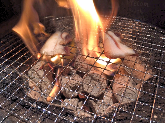 ジビエ肉で脂が多い部位を焼くと炎が出る