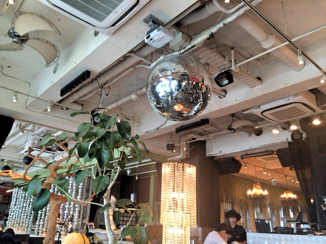 渋谷のカフェ＆ラウンジ「ミクロコスモス」のサラダランチ